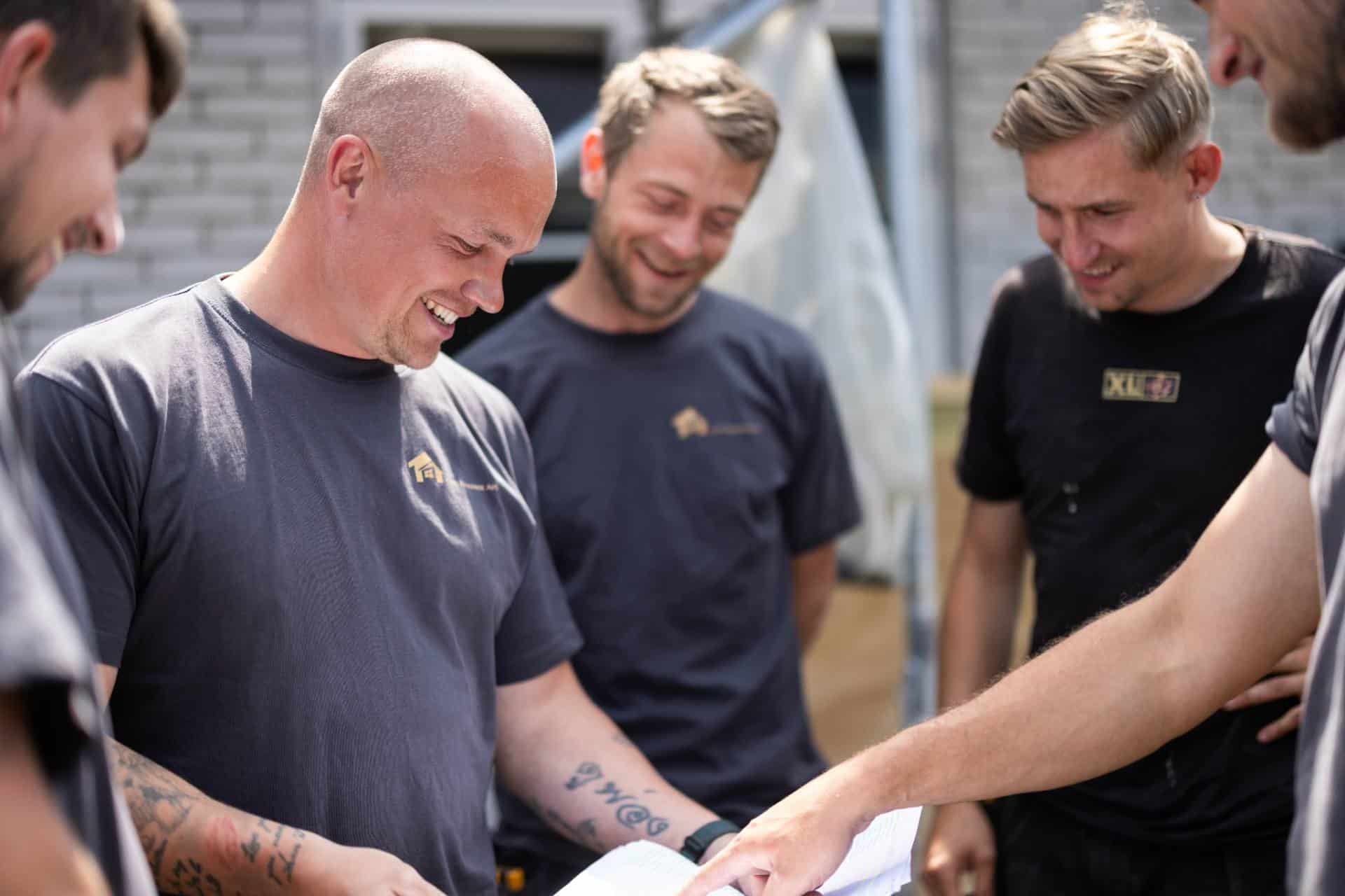 CMN Entreprises tømrere planlægger en opgave ud fra tegningerne